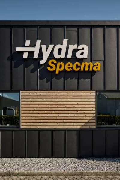 Schwarze Stahlprofile und warmes Holz schaffen markante Kontraste an der Fassadenfront, Jernvej 19, 6900 Skjern, Dänemark